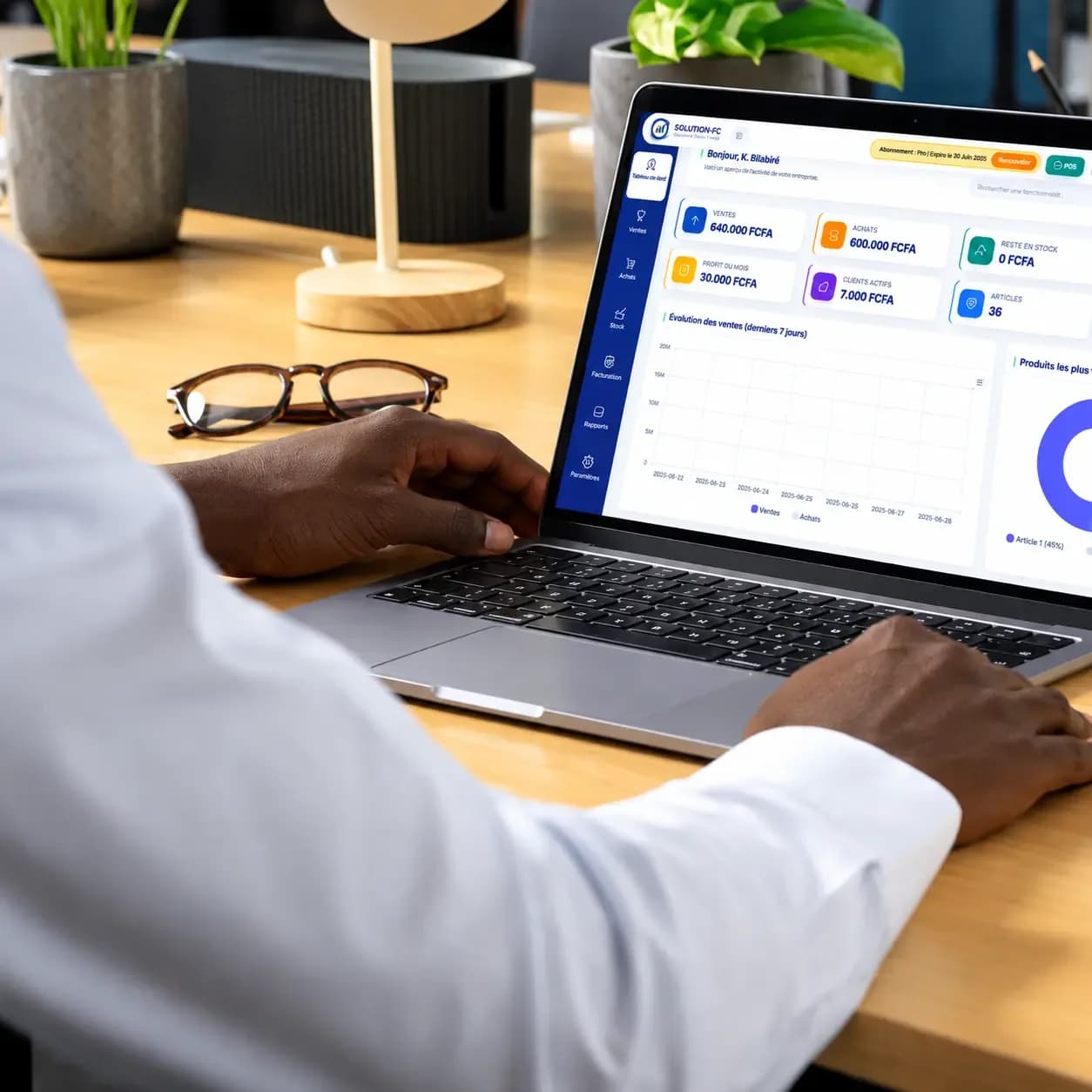 Un gérant de PME consulte le tableau de bord de Fiavia sur son ordinateur portable, exemple de logiciel de gestion utilisé au Togo